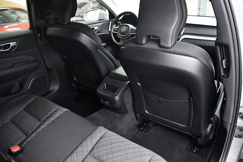 Volvo V60 2.0B4 LED NAV TAŽNÉ - fotka 23 z 49