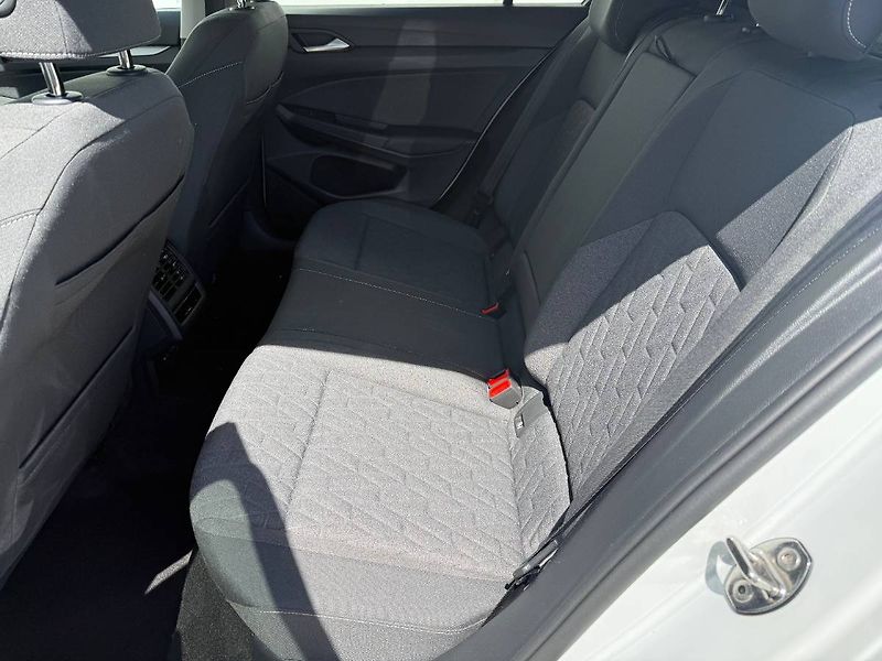 Volkswagen Golf (2024) 1.5 TSI 85 kW People - fotka 9 z 23