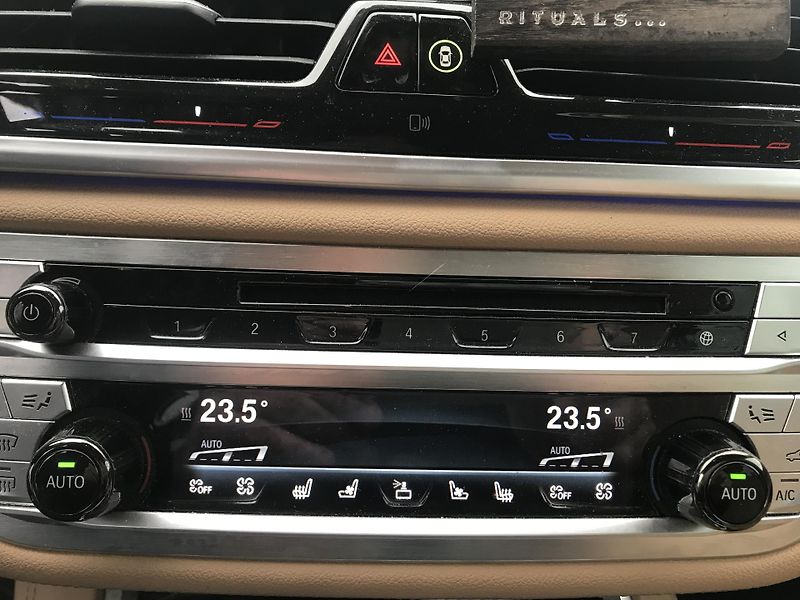 BMW Řada 7 730D X-DRIVE ,360,HUD,ČR,DPH.. - fotka 9 z 17