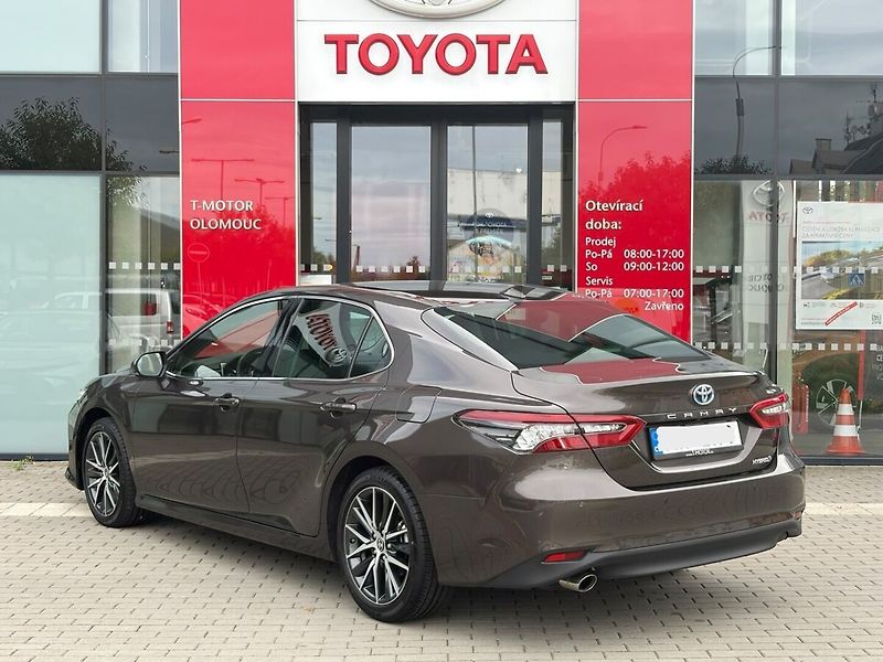 Toyota Camry 2,5 Hybrid Executive - fotka 2 z 19