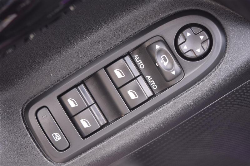 Citroën C3 1,2 i 60KW NÍZKÉ KM ALU PO STK - fotka 26 z 42