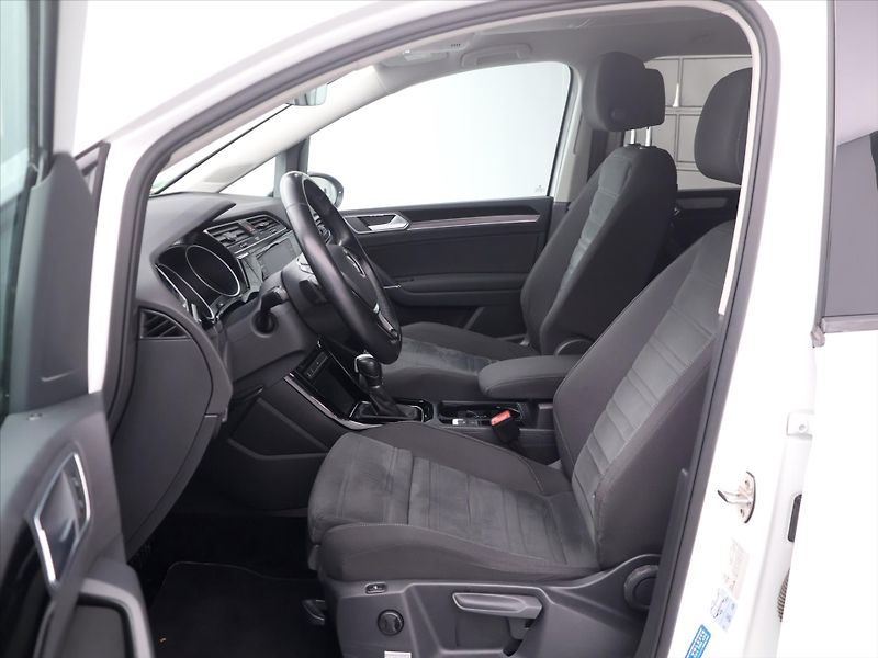 Volkswagen Touran 1,8 TSI 132kW DSG R-Line 7míst - fotka 10 z 38