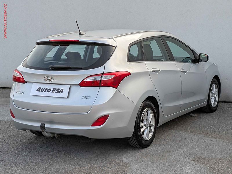 Hyundai i30 (2014) 1.6CRDi, ČR, AC, navi, park - fotka 6 z 16