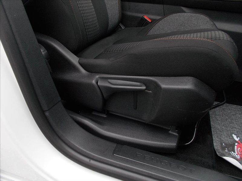 Peugeot 5008 ACTIVE 1.6 BlueHDi 120 7-míst - fotka 25 z 46