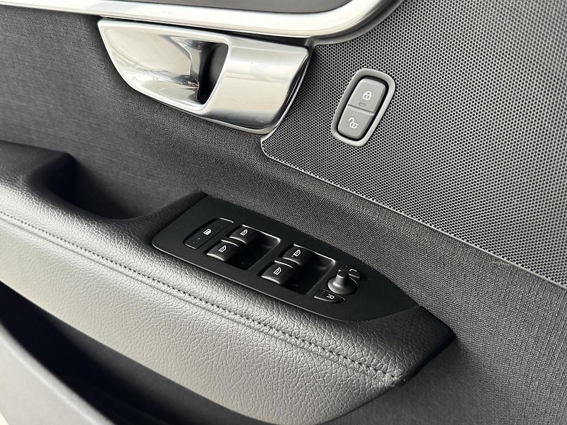 Volvo S90 D4 Aut*140kW*LED*Kamera*Tažné - fotka 29 z 33