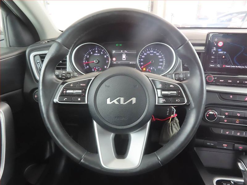Kia Ceed (2024) 1.5 T-GDI - fotka 15 z 18