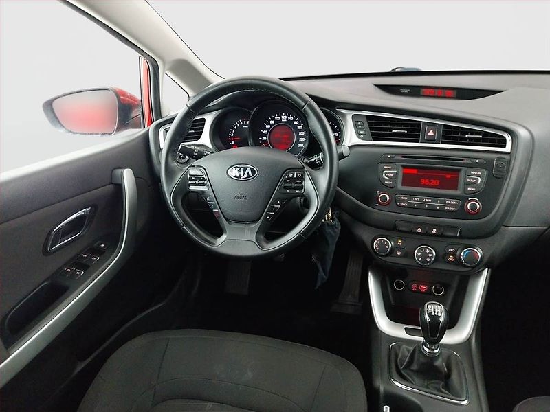 Kia Ceed (2017) 1.6 GDI, Serv.kniha, Tempomat - fotka 7 z 17