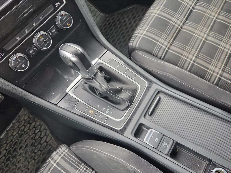 Volkswagen Golf 2,0 TDi 135kW DSG GTD ČR 2.maj - fotka 11 z 13