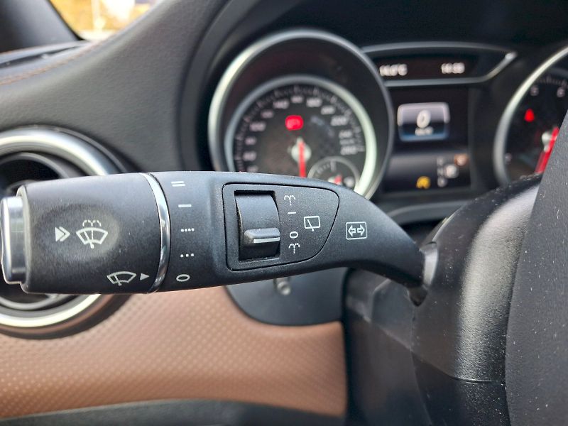 Mercedes-Benz Třídy A (2017) AMG Automat 4 Matic 2,0i 135kW - fotka 33 z 35