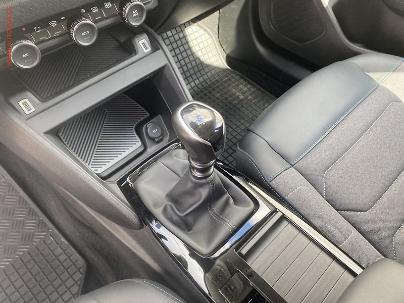 Citroën C4 (2023) 1.2 PT, 1.maj,ČR, Feel, navi - fotka 13 z 16
