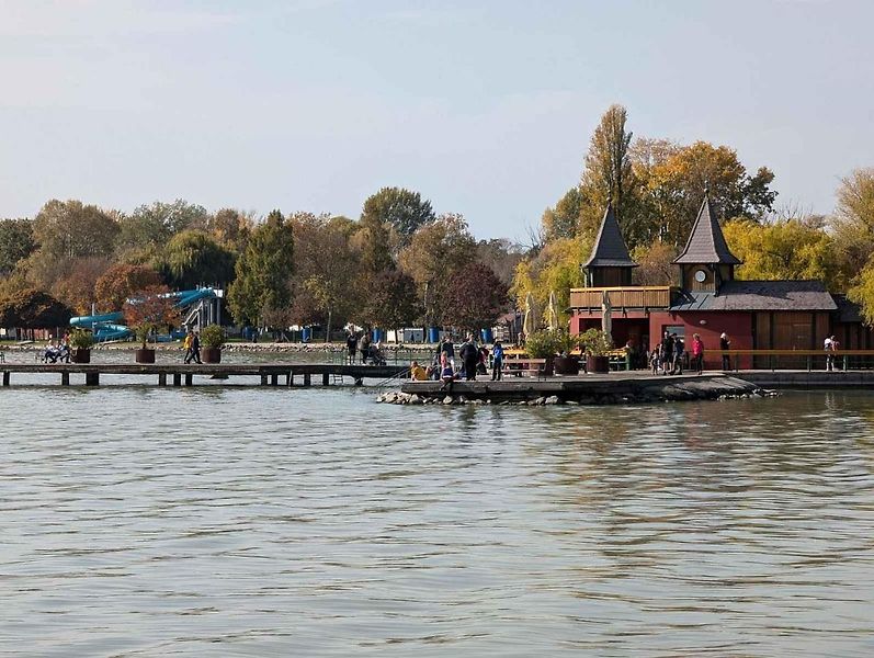 Při cestě tam či zpět si můžete udělat zastávku třeba ve městě Sárvár s pěkným hrademměstě