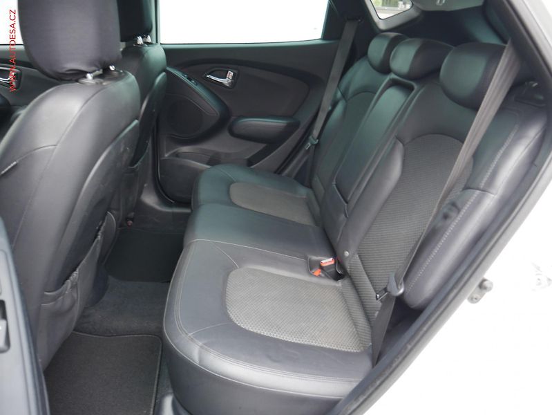 Hyundai ix35 (2012) 2.0 CRDi, ČR, AC, TZ, park - fotka 10 z 23