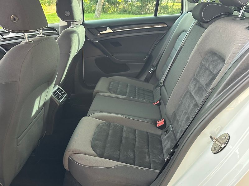 Volkswagen Golf (2017) 2.0TDi PO SERVISU,APP,PANORAMA - fotka 19 z 21