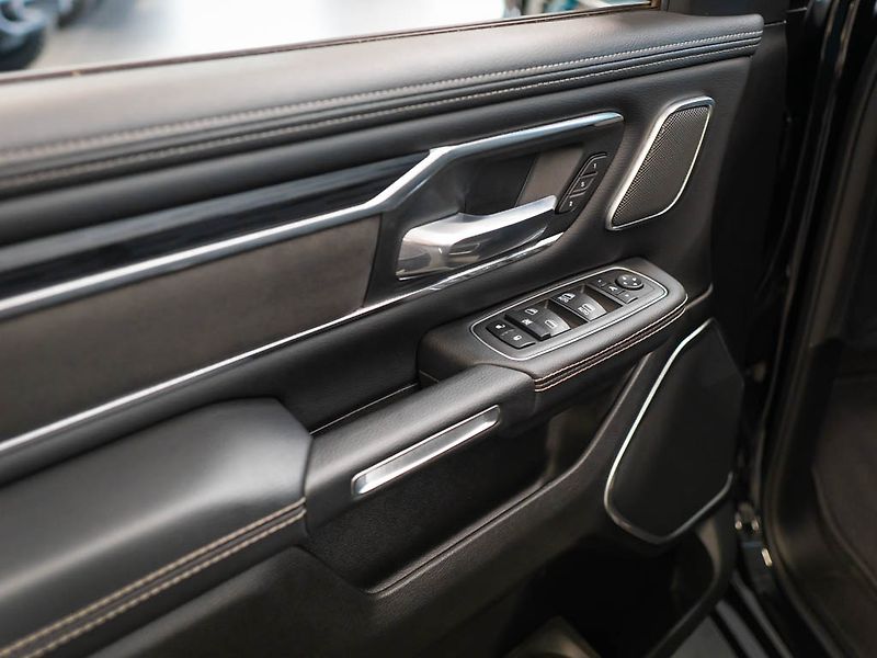 Dodge RAM (2025) 5.7 V8 Laramie 6 LIFT LPG - fotka 19 z 40