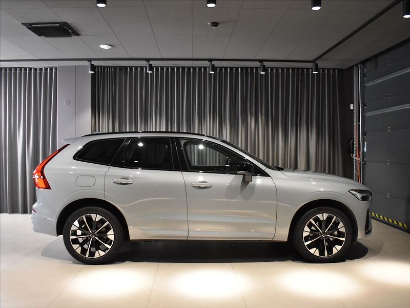 Volvo XC60 2,0 B5 AWD Ultra B&W,Pano,BLIS - fotka 3 z 25