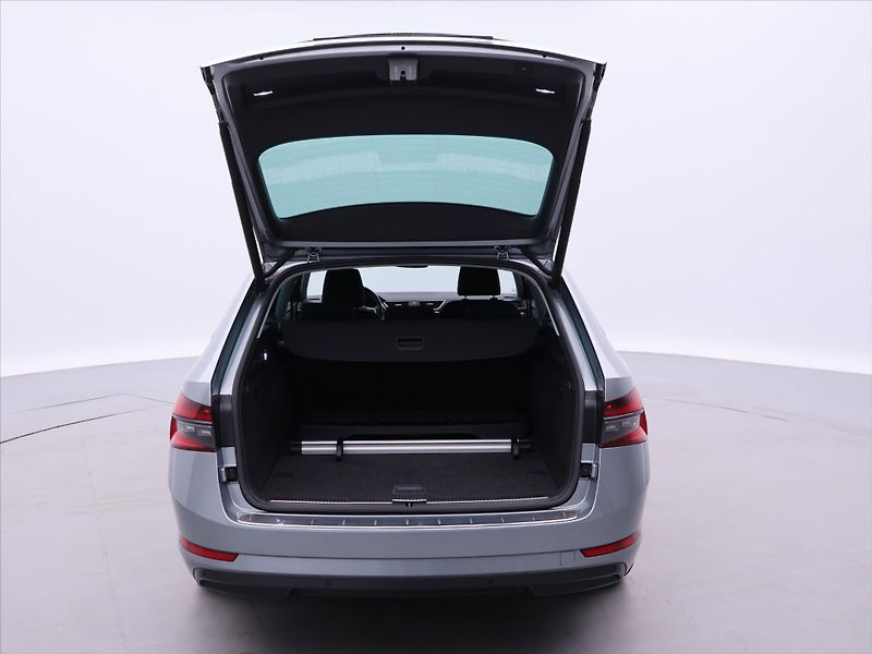 Škoda Superb 2.0 TDI DSG Style Navi LED - fotka 9 z 32