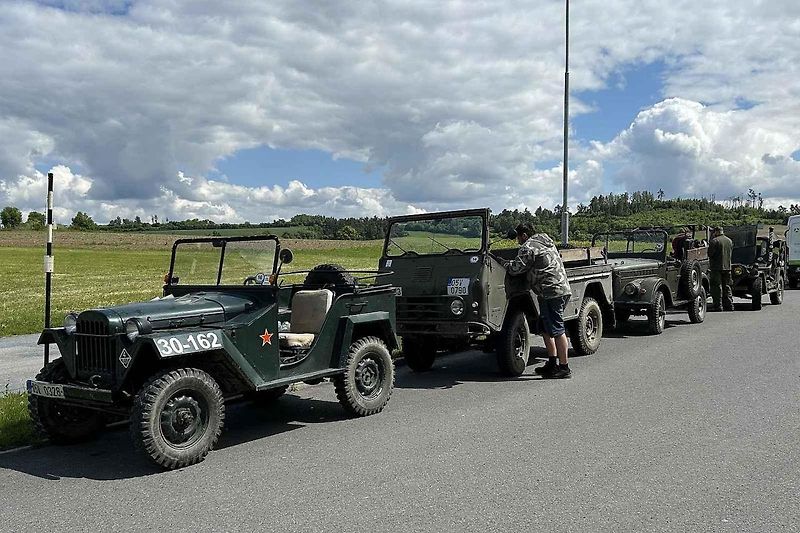 Veterány soutěžící o Zlomenou poloosu při své zastávce v Koutech.