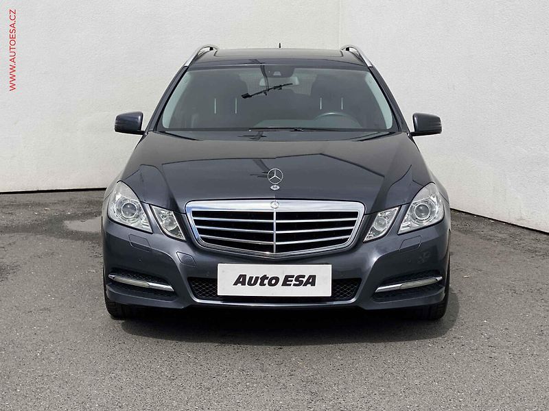 Mercedes-Benz Třídy E (2010) 1.8 CGi E200, Avantgarde, AT - fotka 2 z 19