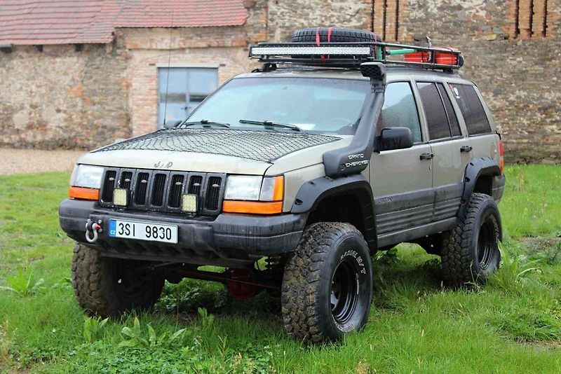 Z podzimního autosrazu v areálu Pivovaru Holanďan v Hlízově.