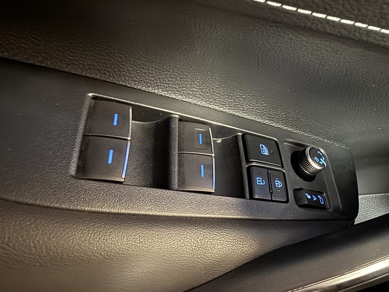 Toyota Corolla 2.0 Hybrid e-CVT Comfort Touri - fotka 15 z 18