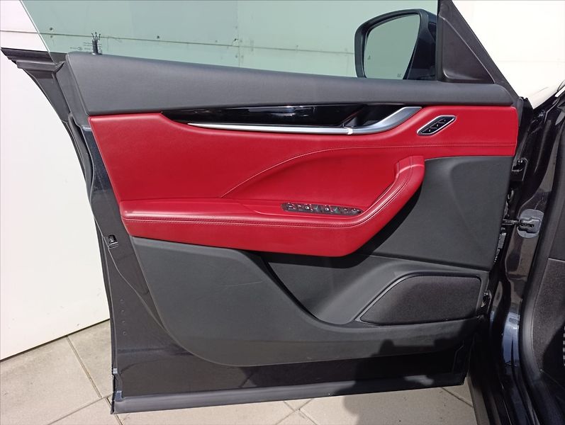 Maserati Levante 3,0 V6 Q4 Kůže,Kamera,Bi-xenon - fotka 12 z 40