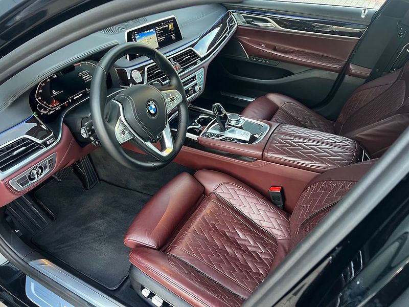 BMW Řada 7 750i xDrive Individual  390kw - fotka 14 z 42