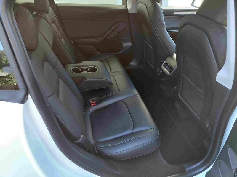 Tesla Model Y (2023) AWD Long R.   - fotka 9 z 17