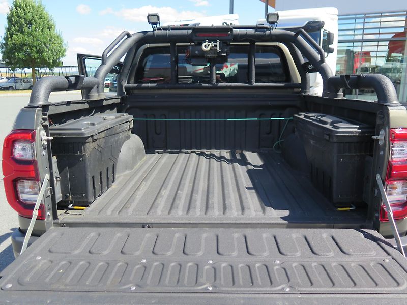 Toyota Hilux INVINCIBLE Aut. - fotka 19 z 24
