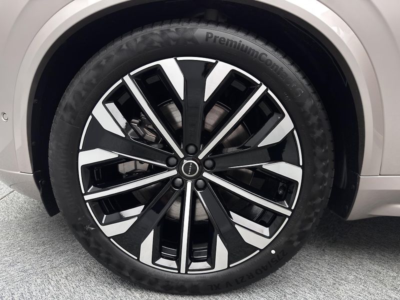 Volvo XC90 (2026) T8 AWD Plug-in ULTRA DARK 7m - fotka 20 z 29