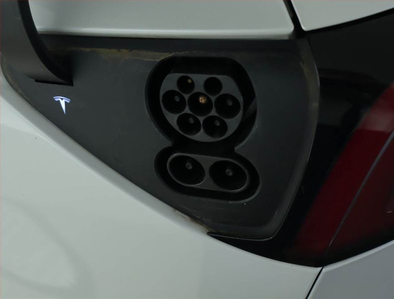 Tesla Model 3 (2019) Long Range 4WD 78kWh, SoH 85% - fotka 21 z 22