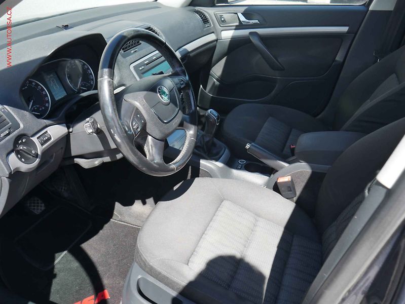 Škoda Octavia (2011) 1.6 TDi, ČR, Elegance, STK4 - fotka 9 z 15
