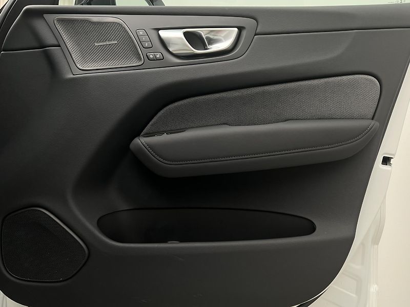 Volvo XC60 B5 AWD BLACK EDITION PLUS AUT  - fotka 46 z 46