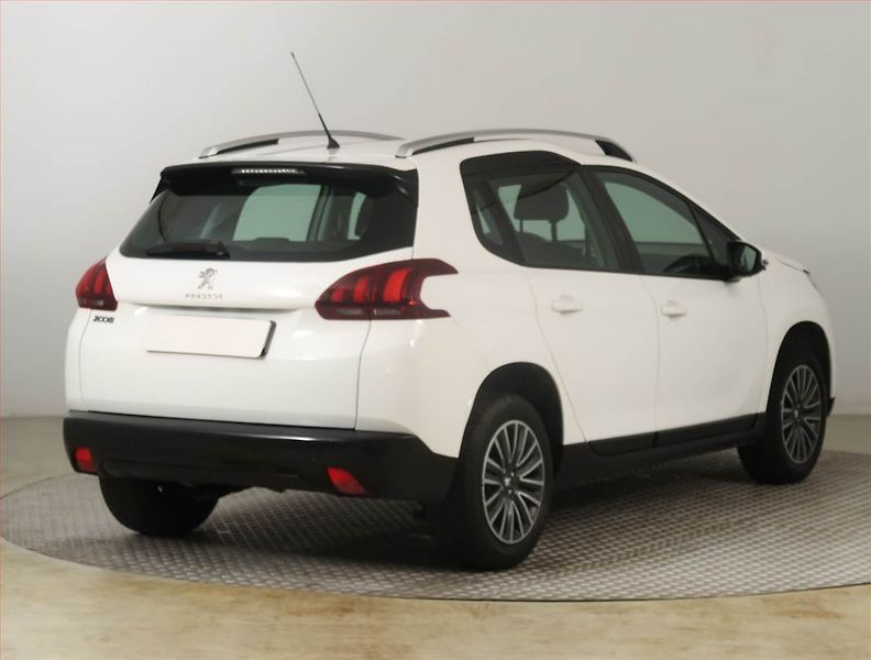 Peugeot 2008 (2018) 1.2 PureTech, Park. senzory - fotka 5 z 16