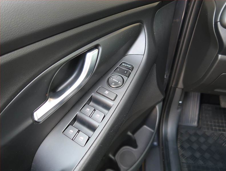 Hyundai i30 (2022) 1.5 T-GDI MHEV, Serv.kniha - fotka 16 z 19