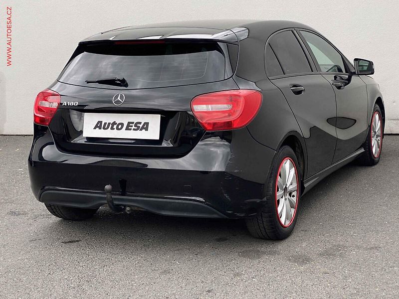 Mercedes-Benz Třídy A (2016) 1.6i A180, Navi, AC, tažné - fotka 4 z 17