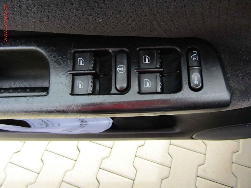 Volkswagen Passat (2000) 1.6 i, AC, výhředv sed - fotka 11 z 15