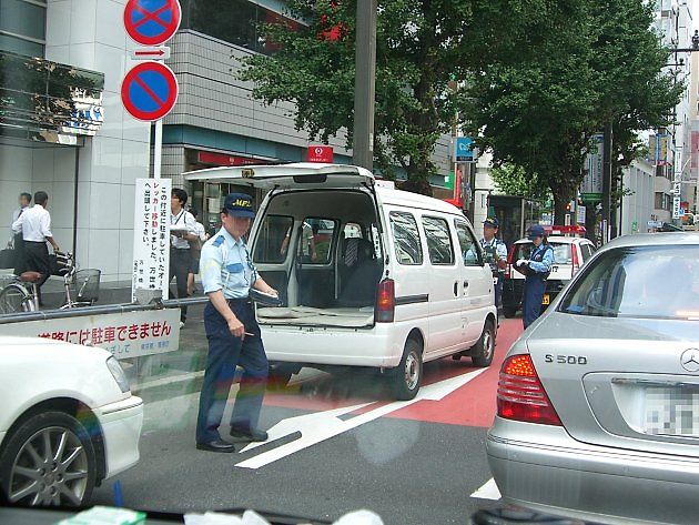 Tokijští policisté při kontrole nesprávně zaparkovaných vozidel v Akihabaře., zdroj: Tyuta0055 / Wikimedia Commons / CC BY-SA 3.0.