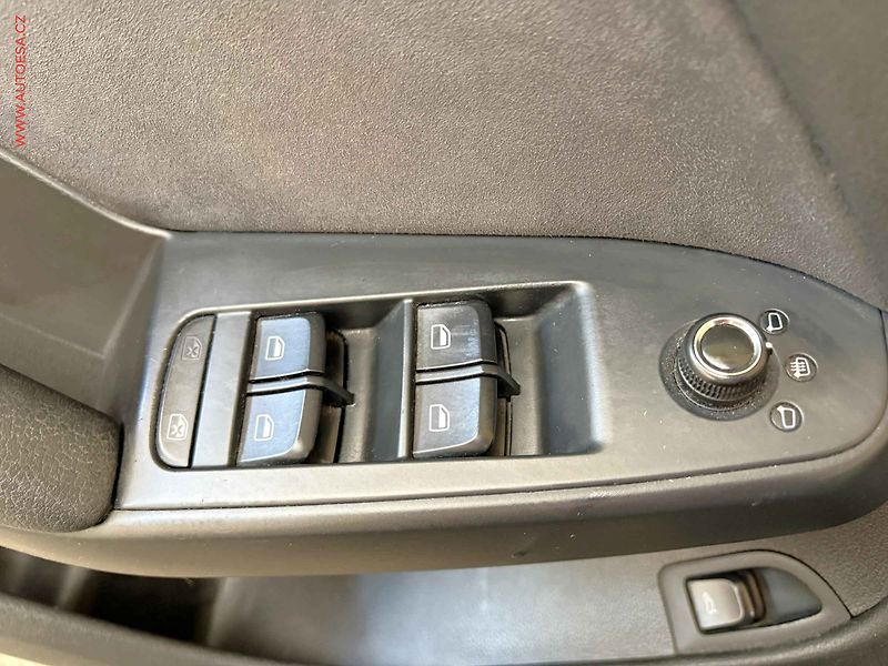 Audi A4 (2010) 2.0 TDi, S-line, bixen, +ALU - fotka 12 z 19