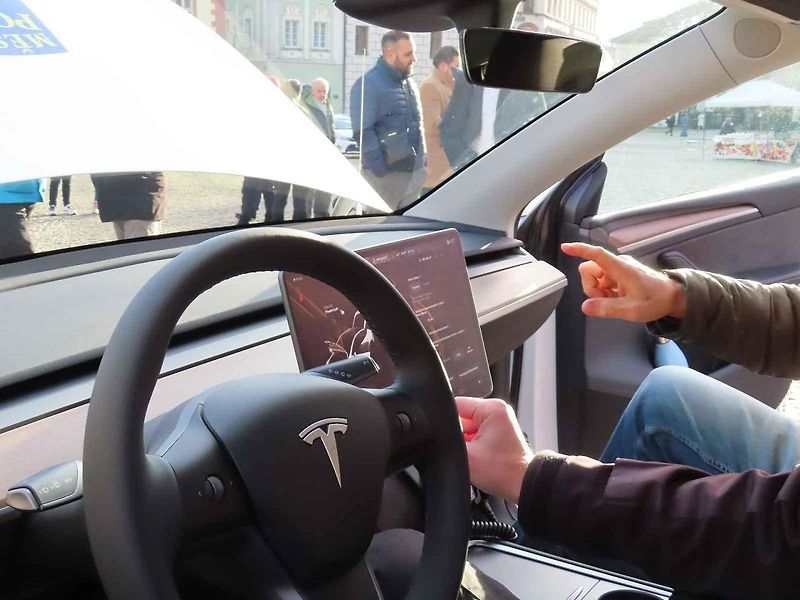 Vozový park Městské policie Tábor jako první v republice rozšiřil elektromobil Tesla Y zhruba za 1,3 milionu. Oficiální představení zásahového vozu veřejnosti se uskutečnilo ve středu 20. listopadu odpoledne na Žižkově náměstí.