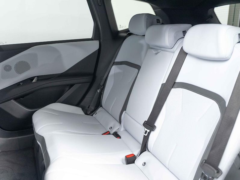 BMW iX3 50 xDrive - fotka 21 z 21
