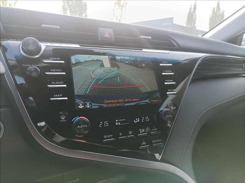 Toyota Camry 2,5 Executive - fotka 19 z 21