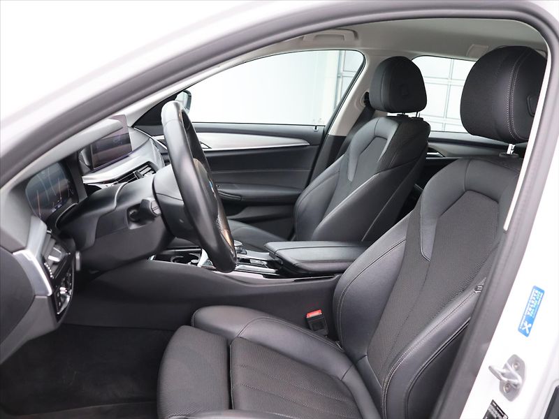 BMW Řada 5 3,0 530d 195kW Aut. Sport Line - fotka 11 z 31