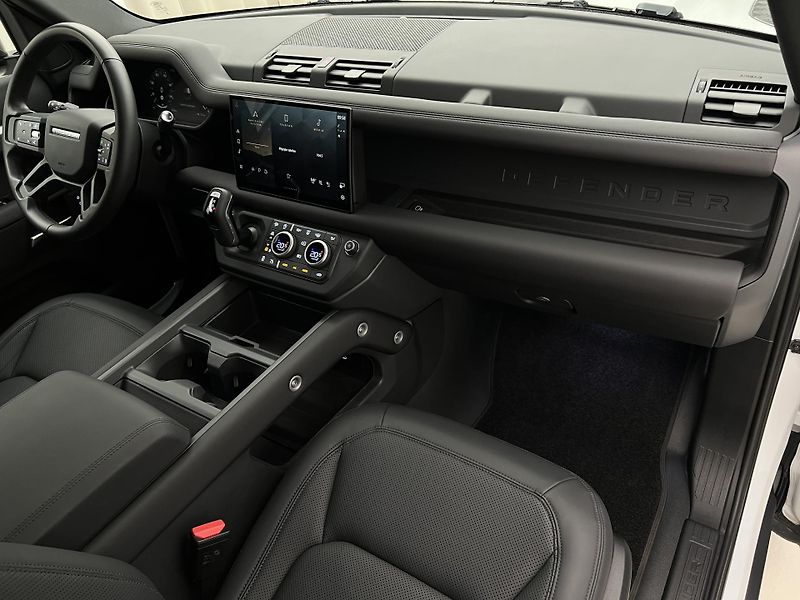 Land Rover Defender 110 D250 X-DYNAMIC SE 1. maj.  - fotka 23 z 47