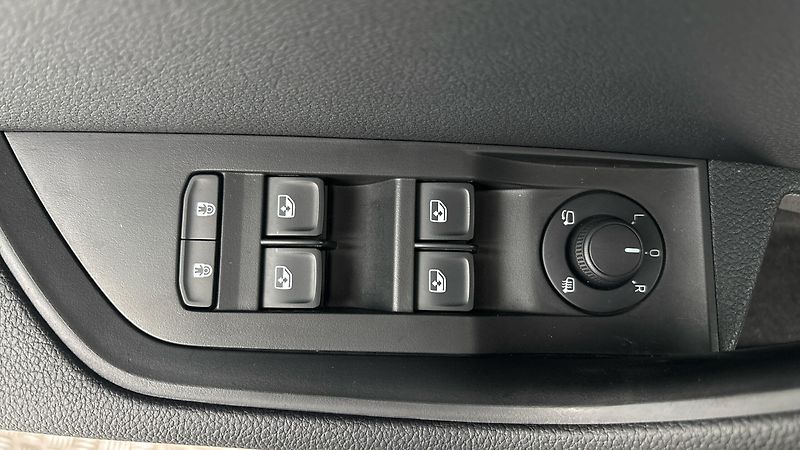 Škoda Superb 2.0 TDI DSG Style Combi - fotka 22 z 27