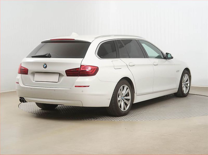 BMW Řada 5 (2015) 520d, Automat, Bi-Xenony - fotka 5 z 18