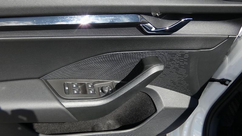 Škoda Octavia Combi 2,0 TDI Ambition - fotka 9 z 23