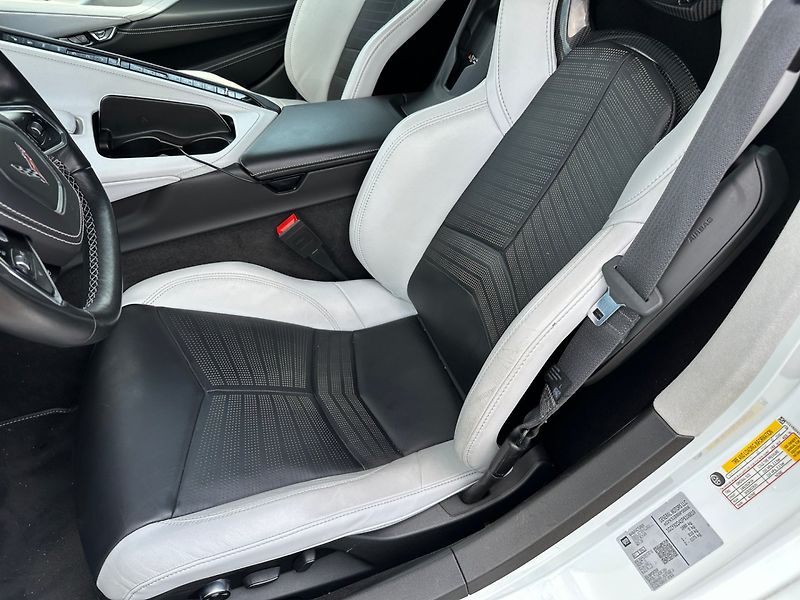 Chevrolet Corvette (2022) C8 Stingray 6.2 V8 354kW Targa - fotka 15 z 33
