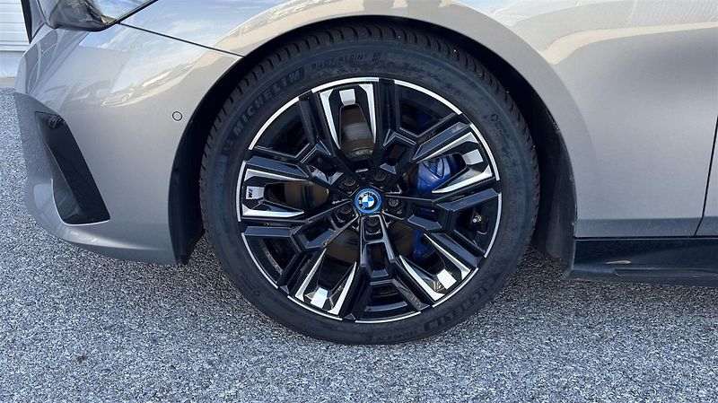 BMW i5 M60 xDrive Sedan - fotka 4 z 16