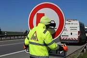 Značky zakazující předjíždění kamionů se nově objeví na úseku dálnice mezi Jihlavou a Velkým Meziříčím.