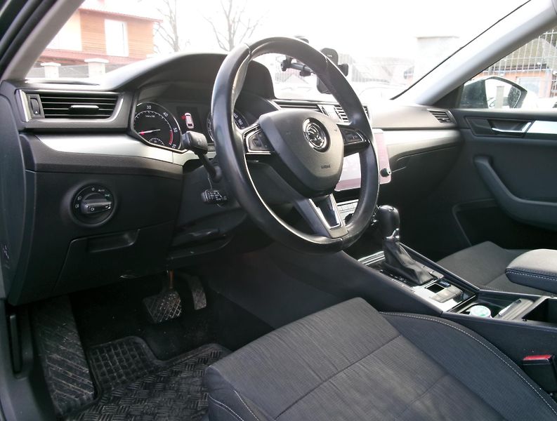 Škoda Superb 2.0 TDI NAVI AUTOKLIMA  - fotka 30 z 35